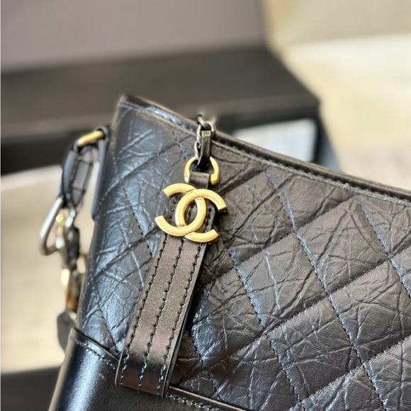 Chanel Gabrielle small model handbag in black quilted leather - Picture 4 of 9